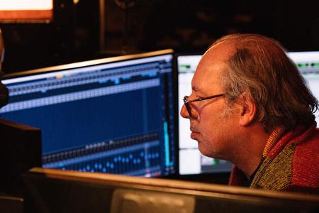 Hans Zimmer komponiert die BMW IconicSounds Electric.