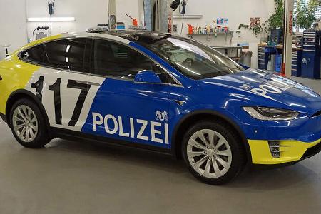 Tesla Model X Polizei Basel