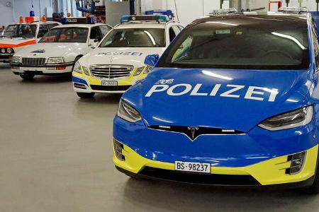 Tesla Model X Polizei Basel
