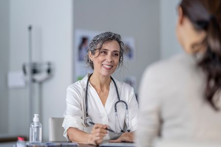 Ärztin betreut Patientin