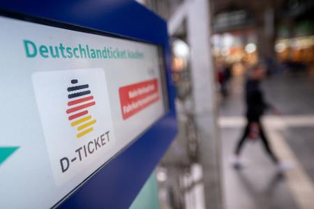 Das beliebte Pauschalticket für Busse und Bahnen soll es weiter geben - Fahrgäste müssen sich aber ab 2029 auf höhere Preise einstellen. Bereits zu Jahresbeginn war der Preis des Tickets für den bundesweiten Nahverkehr von 49 Euro auf 58 Euro im Monat angehoben worden. Was es ab 2029 kosten könnte, ist noch offen.