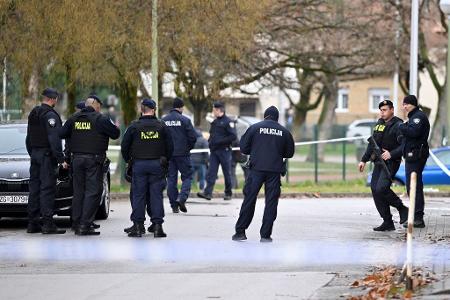 Nach einem Angriff in einer Schule in Zagreb ist die Polizei im Einsatz. Der Täter hat mit einem Messer ein Kind getötet und vier weitere Menschen verletzt.