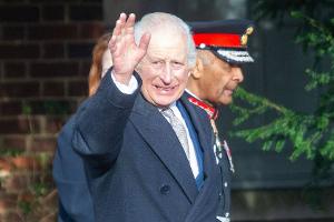 König Charles III. scherzt bei Auftritt in London: "Bin noch am Leben"