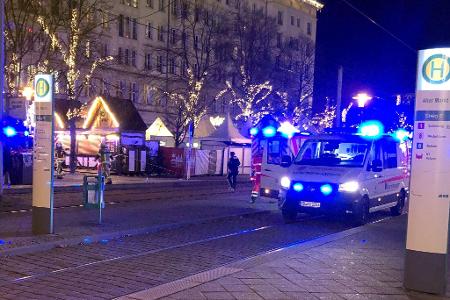 Einsatzkräfte von Rettungsdiensten sind im Einsatz auf dem Weihnachtsmarkt in Magdeburg.