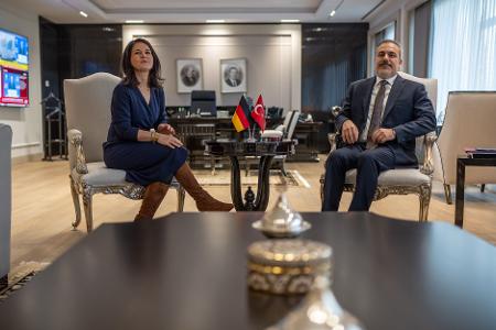 Baerbock spricht in Ankara über die Lage in Syrien. 
