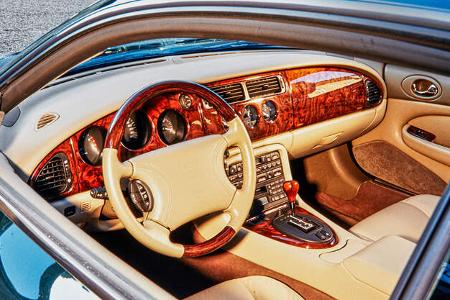 Jaguar XK8, Cockpit