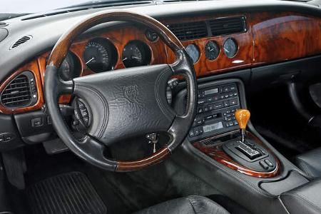 Jaguar XK8 (X100), Cockpit