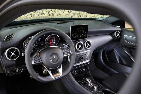 Performmaster-Mercedes-AMG A 45, Cockpit