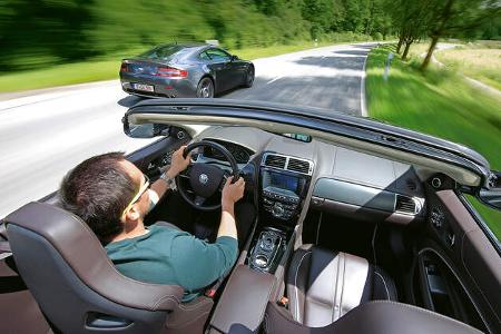Aston Martin V8 Vantage, Jaguar XKR, Ausfahrt Aston Martin V8 Vantage, Jaguar XKR, Ausfahrt