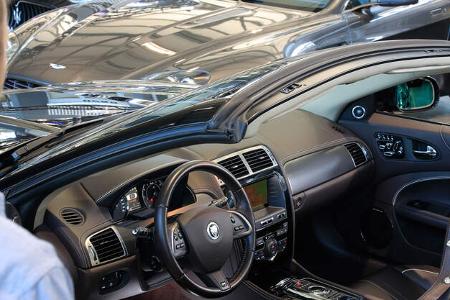 Jaguar XKR, Cockpit