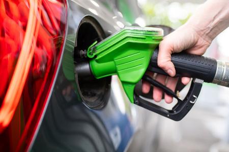 Der höhere CO2-Preis wirkt sich für Autofahrer spürbar aus.