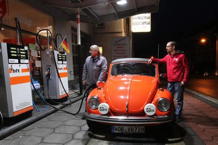 VW Käfer 1302 LS Cabriolet, Tankstelle