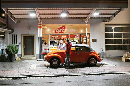 VW Käfer 1302 LS Cabriolet, Tankstelle