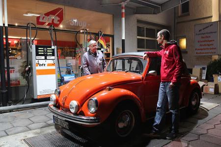 VW Käfer 1302 LS Cabriolet, Tankstelle