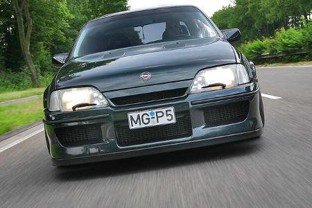 Opel Lotus Omega - Fahrtaufnahme von vorne