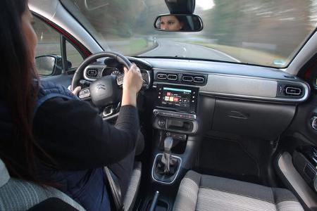 Citroën C3 BlueHDi 100, Fahrersicht, Cockpit