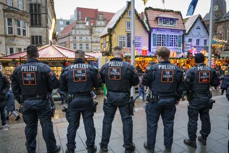 Auf vielen Weihnachtsmärkten wird nun die Polizeipräsenz erhöht. Der Magdeburger Weihnachtsmarkt bleibt für dieses Jahr geschlossen.