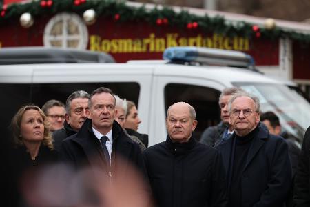 Kanzler Scholz zeigte sich am Tatort ergriffen.