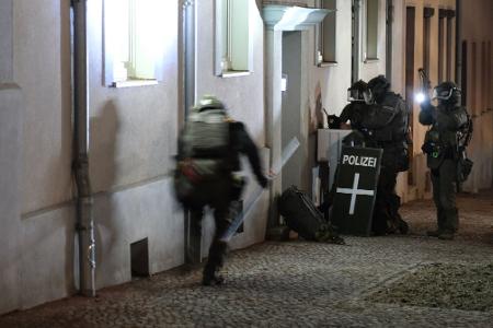 Am frühen Morgen durchsucht die Polizei in Zusammenhang mit der Attacke auf dem Weihnachtsmarkt ein Wohnhaus.