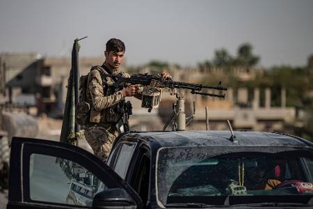 Besonders um die Stadt Kobane an der Grenze zur Türkei soll es heftige Zusammenstöße geben. Die kurdischen Kräfte rechnen mit einem Angriff auf die Stadt.
