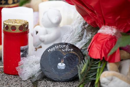 Die Betroffenheit in Magdeburg ist groß, viele Menschen legten Blumen ab. 