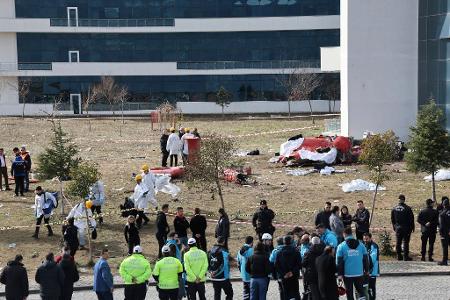 Ein Rettungshubschrauber ist in der südtürkischen Provinz Mugla gegen ein Krankenhaus geprallt und dann abgestürzt Ein Rettungshubschrauber ist in der südtürkischen Provinz Mugla gegen ein Krankenhaus geprallt und dann abgestürzt