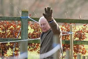 König Charles III. grüßt nach Kirchgang in Sandringham