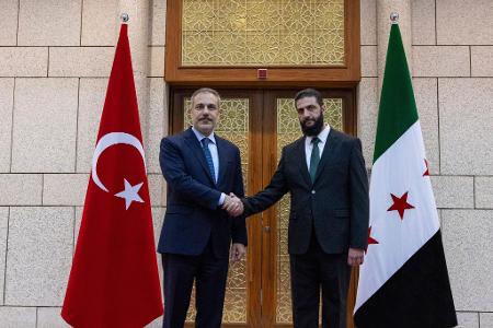 Syriens Islamistenführer Ahmed al-Scharaa (r.) empfing in Damaskus den türkischen Außenminister Hakan Fidan. 