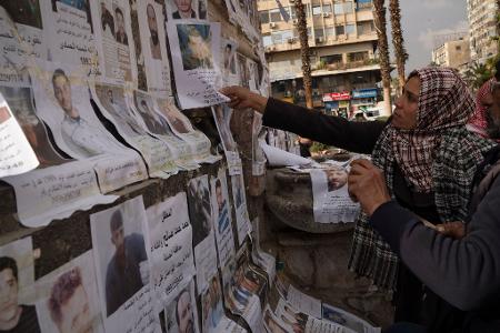 In Damaskus suchen Menschen auf Anschlagtafeln nach Angehörigen, die unter dem gestürzten Machthaber Assad in Gefängnissen und Folterkellern verschwunden sind. 