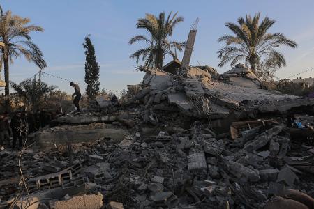 Angriffe des israelischen Militärs auf Ziele der Hamas zogen weitere Zerstörungen nach sich wie hier in Deir al-Balah im mittleren Gazastreifen. 