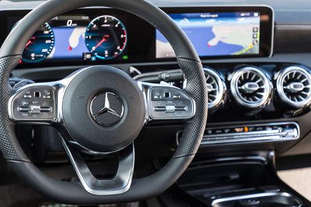 Mercedes Benz CLA 220, Cockpit