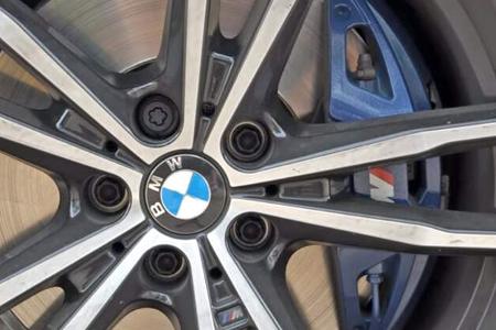 Tesla Model 3 gegen BMW 330i