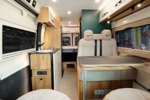 Aufpoliertes Camper-Interieur im Naturholz-Look