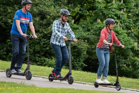 E-Scooter Elektro Tretroller Test Vergleich BMW X2 City Metz Moover Xiaomi M365 Moovi Ninebot ES2
