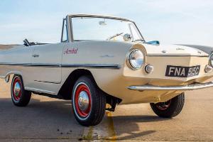 Seltener Oldtimer für Straße und Wasser