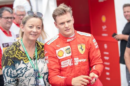 Mick Schumacher und Managerin Sabine Kehm.