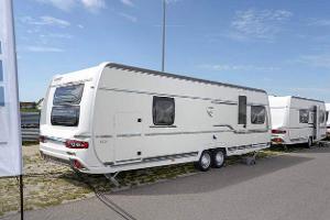 Moderner Familiencaravan mit zwei Sitzgruppen