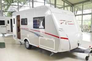 Kompakter Caravan mit platzsparendem Schwenkbad