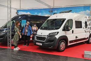 Peugeot-Campingbus mit automotivem Innendesign