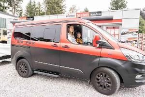 Sechs Sitzplätze im Nugget-Campervan