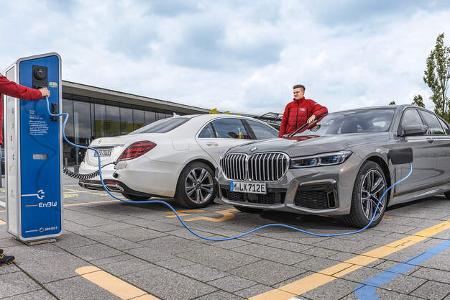 BMW 745e, Mercedes S 560 e, Ladesäule