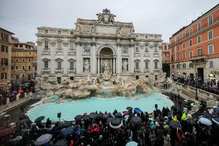 Der Trevi-Brunnen erstrahlt in neuem Glanz.
