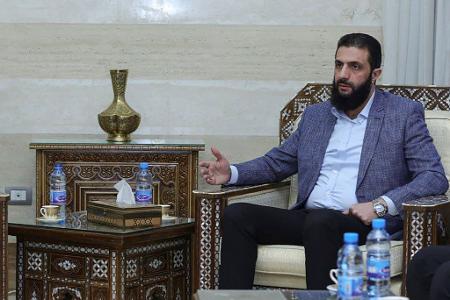 De-facto-Machthaber Ahmed al-Scharaa möchte alle bewaffneten Gruppen in Syrien auflösen. De-facto-Machthaber Ahmed al-Scharaa möchte alle bewaffneten Gruppen in Syrien auflösen.