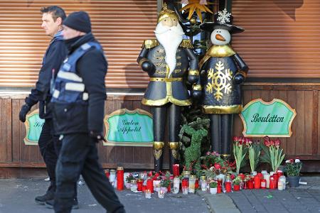 Auch vor den geschlossenen Weihnachtsmarkt-Buden legten Trauernde Blumen ab. 