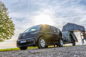 So gut funktioniert der E-Bulli mit Mini-Wohnwagen