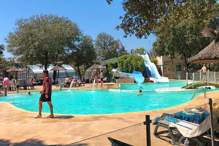 Pool mit Rutschen