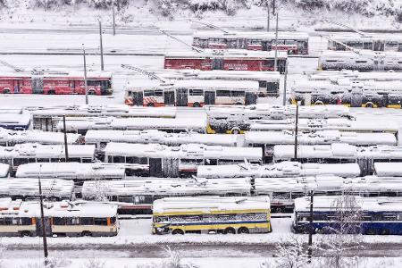 In Bosnien-Herzegowina und in Kroatien behindern Sturm und Schnee den Verkehr. Viele Fernstraßenabschnitte sind für den Verkehr gesperrt.