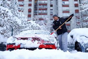 Hoher Schnee und Sturm legen Teile des Balkans lahm