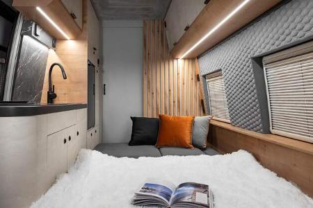 Durchschuss, Bett, LED-Leiten, Holzverfäfelung