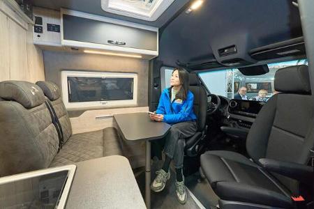 Sitzgruppe, Campervan, Innenausbau, Frau, Fahrersitz, drehbare Sitze